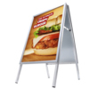 Kundenstopper in Silber mit Poster für Werbung eines Burgers in aufgestellter Position.
