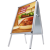 Kundenstopper im A-Board-Format mit einem Poster eines Burgers als Anwendungsbeispiel.