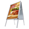 Kundenstopper im A-Frame-Design mit einem Poster eines Burgers als Anwendungsbeispiel.