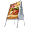 Kundenstopper im A-Frame-Design mit Werbung für einen Burger und einem leichten Aluminiumrahmen.