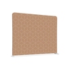 Beige Trennwand mit hexagonalem Muster, aufgestellt als Raumteiler.