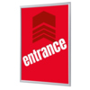 Roter Bilderwechselrahmen DIN A4 mit dem Schriftzug "entrance" auf hellem Hintergrund.