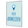 Bilderwechselrahmen DIN A1 in Blau mit der Aufschrift "HIER ANMELDEN" und Standortmarker.