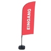 Rotes Werbesegel mit der Aufschrift "EINGANG" auf einem stabilen Sockel.
