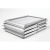 Zick-Zack Prospektständer aus Aluminium für DIN A4, zusammengeklappt auf weißem Hintergrund.