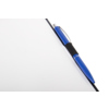 Blaues Notizbuch im DIN A6-Format mit Kugelschreiber, gezeigt in einer Seitenansicht.
