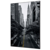 Dekobild von New York Manhattan in Schwarz-Weiß mit Straßenansicht und Hochhäusern.