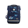 Schulranzen in blauer Farbe mit Fußballmotiv und Schlüsselanhänger, Produktansicht von vorne.