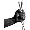 Schwarze Hand hält ein robustes USB-Kabel mit Lightning-Stecker in der Luft.