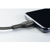 USB-C-Kabel, an ein Smartphone angeschlossen, zur Schnellladung und Datensynchronisation.