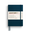 Notizbuch in tiefblauem Softcover mit Gummiband und beschrifteter Vorderseite, DIN A5.