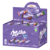 Milka Naps Mix im Karton mit verschiedenen Mini-Täfelchen und einer Tasse Getränk.