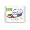 Tafel Schokolade Joghurt neben einer Schüssel mit Joghurt auf hellem Hintergrund.