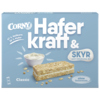 Packung mit zwei Corny Haferriegeln Haferkraft, auf hellblauem Hintergrund mit Skyr.