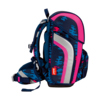 Schulranzen in Navyblau mit pinken Akzenten, seitliche Ansicht mit Tragegurtsystem und Reflektoren.