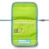 Grüner Brustbeutel mit Sichtfenster, Schlüsselring und verstellbarer Kordel.