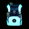 Schulranzen in Blau mit reflektierenden Flächen und Robotermotiven auf schwarzem Hintergrund.