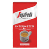 Rot verpackte Kaffeedose mit Aufdruck "Intermezzo" und Tasse auf der Vorderseite.