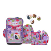 Lila Schulranzen mit bunten Blumenmotiven und passendem Zubehör in mehreren Taschen.