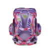 Rückansicht eines lila Schulranzens mit bunten Mustern und verstellbaren Gurten.