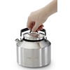 Edelstahl-Wasserkessel mit Griff, Hand greift nach dem Deckel, vor weißem Hintergrund.
