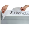Hände platzieren ein beschriftbares Blatt auf der Oberkante einer Kartentafel.