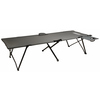 Schwarz-graue Campingliege mit abnehmbarem Seitentisch auf einem Gestell abgebildet.