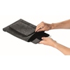 Hand zeigt ein Tablet, das in eine graue Filzhülle mit zusätzlicher Tasche eingelegt wird.