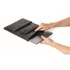 Graue Filz-Notebookhülle mit geöffneter Vorderseite und Einsatz eines Laptops.