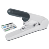 Weißes Heftgerät mit grauem Griff und einer Packung Heftklammern daneben.