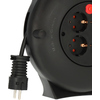 Kabeltrommel mit schwarzem Gehäuse, zwei Steckdosen und einem angeschlossenen Stecker.