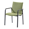 Grüner Gartenstuhl mit ergonomischem Design und schwarzem Gestell, Seitenansicht.