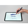 Hand schreibt mit einem schwarzen Stylus Pen auf einem Tablet-Display.
