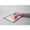 Weißer Stylus Pen wird von einer Hand auf einem Tablet zum Zeichnen verwendet.