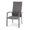 Grauer Gartenstuhl mit hohen Rückenlehne und Armlehnen, aus atmungsaktivem Gewebe.