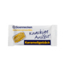 Verpackung eines Karamellgebäcks mit Aufschrift "Knackige Auszeit!" und Markenlogo.