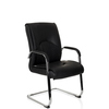 Schwarzer Besucherstuhl mit chromfarbenen Armlehnen und gleitendem Gestell.