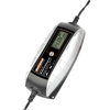 KFZ-Batterieladegerät mit digitaler Anzeige und grauem Gehäuse auf weißem Hintergrund.
