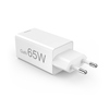 Weißer Netzadapter mit 65 W Leistung und USB-C-Anschluss in diagonalem Winkel.