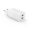 Weißer Netzadapter mit zwei USB-C-Anschlüssen und europäischem Stecker.