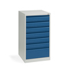 Schubladenschrank mit sieben blauen Schubladen und einem grauen Gehäuse.