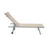 Grüne Gartenliege mit beigem Stoffbezug und verstellbarer Rückenlehne seitlich abgebildet.