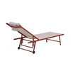 Terrakotta/beige Gartenliege mit verstellbarer Rückenlehne und zwei Rollen zur einfachen Bewegung.