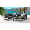 Moderne Loungemöbel in anthrazit mit Kissen und Glastisch vor einer Wasserlandschaft.
