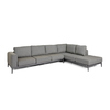 Ecksofa in Grau mit breiten Kissen und schlanker Metallbasis.