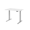 Weißer Schreibtisch mit silbernen Tischbeinen und Bedienteil für Höhenverstellung.