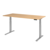 Schreibtisch in Eiche mit silberner Gestellfarbe und Bedienpanel an der Tischkante.