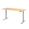Schreibtisch in Ahorn mit silbernem Gestell und Bedienteil an der Seite.
