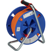 Camping-Kabeltrommel mit orangefarbenem RN-Kabel und Tragegriff auf blauem Ständer.