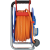 Kabeltrommel mit orangefarbenem Kabel und einem CEE-Stecker in seitlicher Ansicht.